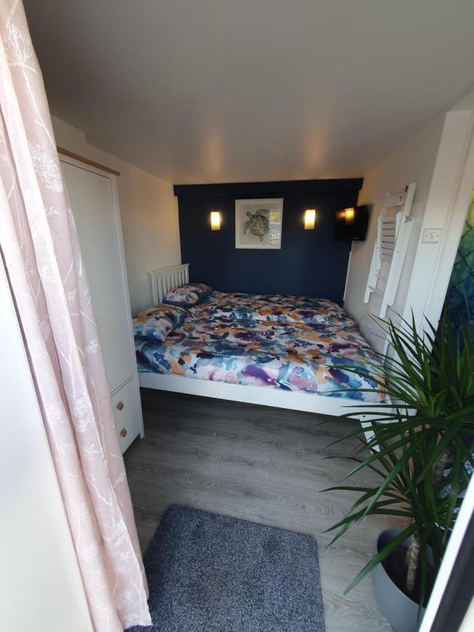 Lovely Private Studio Room With Own Kitchen And Bathroom. Set In The Popular Area Of Shiphay In Torquay And Only A Short Walk From Torbay Hospital Bagian luar foto