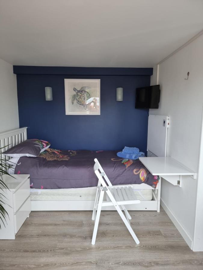 Lovely Private Studio Room With Own Kitchen And Bathroom. Set In The Popular Area Of Shiphay In Torquay And Only A Short Walk From Torbay Hospital Bagian luar foto