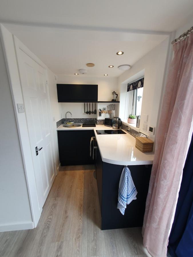 Lovely Private Studio Room With Own Kitchen And Bathroom. Set In The Popular Area Of Shiphay In Torquay And Only A Short Walk From Torbay Hospital Bagian luar foto