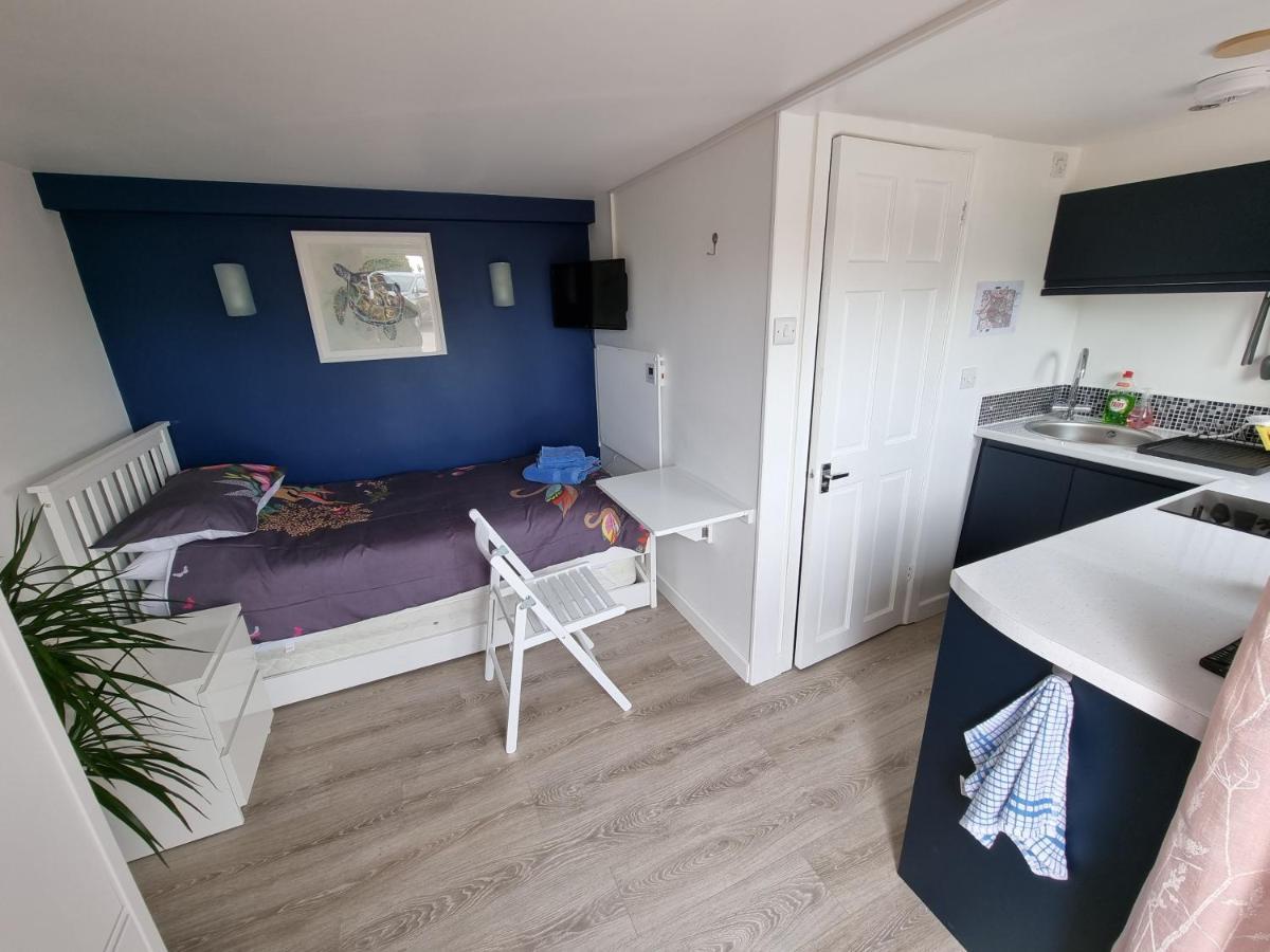 Lovely Private Studio Room With Own Kitchen And Bathroom. Set In The Popular Area Of Shiphay In Torquay And Only A Short Walk From Torbay Hospital Bagian luar foto
